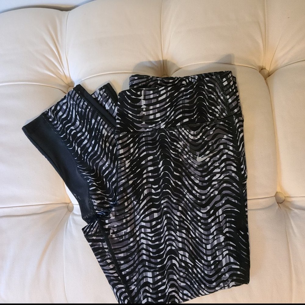 LIKE NEW - Nike Crop Dri-Fit Leggings (XL)